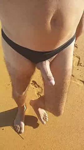 Ladysilva se masturbando na praia de calcinha exibindo meu pau e bunda gostosa