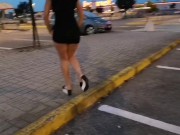Va a fare la spesa e resta nuda nel parcheggio. Alexis Queen