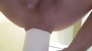 Homoseksuel amatørs eksplosive sprøjtende orgasme under dyb anal fisting