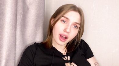 A Girl With A Juicy Ass Cums While At Home Alone