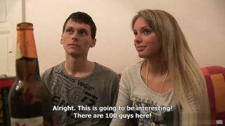 Charlotte Madisons große Brüste wippen während eines intensiven Anal-Gangbangs.