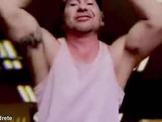 El es un chacal varonil que hace photos y movie scenes porno homo donde se masturba su pequeño pene