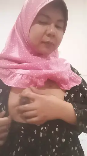 Ind  Muslim Hijabi girl fingering her fat pussy