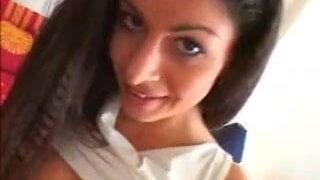 Erkek, Jennifer London ve Lucy Lee'nin kalçalarını sert bir üçlü seks ve oral seksle alt üst ediyor