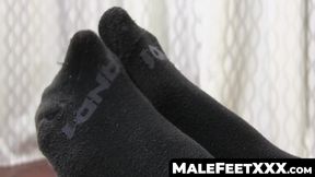 Solo dude shows off his yummy feet in a hot session