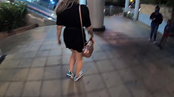 Sa Blonde caminando por el centro comercial en Bucamanga con el lovense lush activado