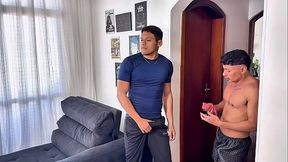 Garoto gostoso pega seu vizinho assistindo porn&ocirc_ e ajuda ele com um boquete