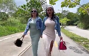 Aprovecho que mi novia se fue de viaje y me follo a sus dos mejores amigas