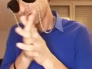 Sborro con camicia ed occhiali