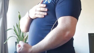 Striptease solo de casă al unei curve grase și ursoase gay, care duce la o fută anală intensă