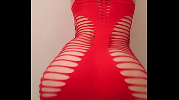Je Twerk pour vous et ma petite chatte se laisse entrevoir d&eacute_licatement !! Bien...