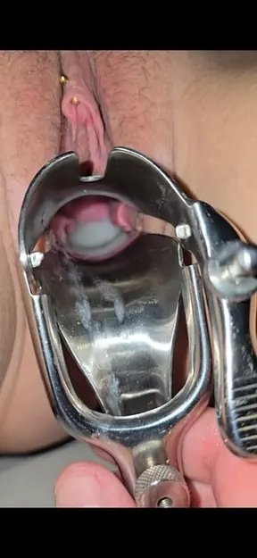 Amateur MILF gets her pussy opened and filled with cum