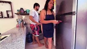 mi sexy hermanastra cocina en tanga por que pierde apuesta y le chupo el culo y le meto la verga