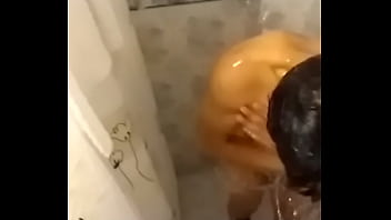 Hombre ba&ntilde_&aacute_ndose Mi primo y su sorpresa xxx videos