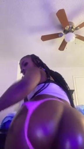 Twerking this fat ass with baby oil Hmu for custom videos or video calls ask about my new  snap
