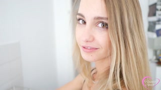 Blondes Hanna wird heimlich zu Hause gefilmt, während sie nackt abwäscht