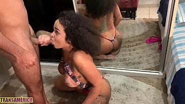 Tatuada gostosa conhece o boy na rua e leva pra casa pra dar o cuzinho de quatro empinada na poltrona