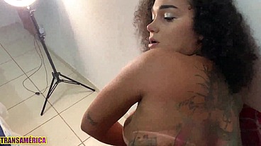 Tatuada gostosa conhece o boy na rua e leva pra casa pra dar o cuzinho de quatro empinada na poltrona