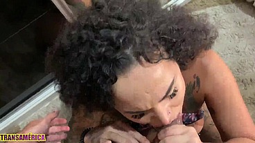 Tatuada gostosa conhece o boy na rua e leva pra casa pra dar o cuzinho de quatro empinada na poltrona