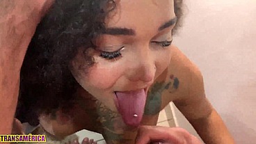 Tatuada gostosa conhece o boy na rua e leva pra casa pra dar o cuzinho de quatro empinada na poltrona