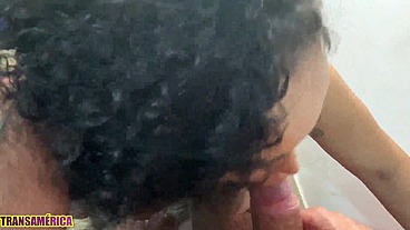 Tatuada gostosa conhece o boy na rua e leva pra casa pra dar o cuzinho de quatro empinada na poltrona