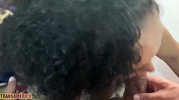 Tatuada gostosa conhece o boy na rua e leva pra casa pra dar o cuzinho de quatro empinada na poltrona