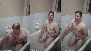Hot hunk jack off and play with with him self and cum in the bathtub