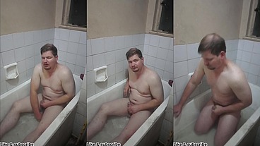 Hot hunk jack off and play with with him self and cum in the bathtub