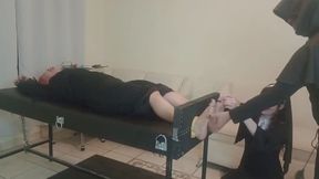 Monja es torturada con cosquillas (sin palabra de seguridad) por un sacerdote y una monja