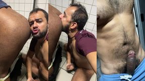 metendo gostoso no banheiro na madrugada, foda-se o banheiro - porra e enchendo os buracos bareback. 01