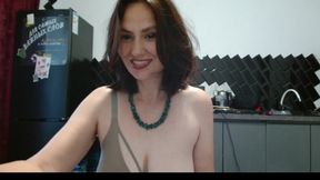 The liberated undressed and wags her booty in the kitchen, showing her beautiful toes