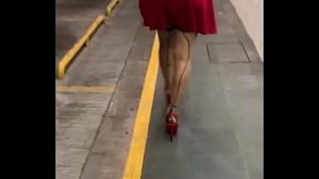 Sexy Lizette de compras en la farmacia