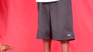 Dychtiví dospívající kluci hluboko v krku pulzující černý penisy a pak si strkají obrovské černé penisy do zadku