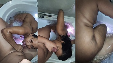 En La Bañera Con MI MADRASTA