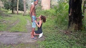 nossa gostei muito de sentar no pau do novinho fiquei toda molhada gozei horrores. no meio do mato