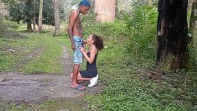 nossa gostei muito de sentar no pau do novinho fiquei toda molhada gozei horrores. no meio do mato