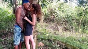 nossa gostei muito de sentar no pau do novinho fiquei toda molhada gozei horrores. no meio do mato