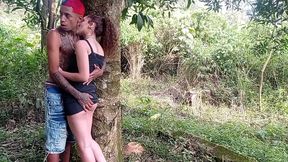 nossa gostei muito de sentar no pau do novinho fiquei toda molhada gozei horrores. no meio do mato