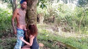 nossa gostei muito de sentar no pau do novinho fiquei toda molhada gozei horrores. no meio do mato