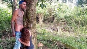 nossa gostei muito de sentar no pau do novinho fiquei toda molhada gozei horrores. no meio do mato