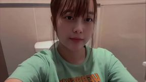 スーパーのトイレでオナニーしました。イク時に足ピンしながらイっちゃって気持ち良すぎました...