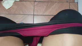 Ella a punto de orinarse.
