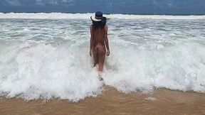 fui na praia de nudismo chupara a rola grande do negao safado