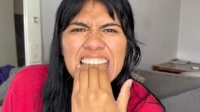 Me muerdo los dedos & dejo marca de mis dientes filosos