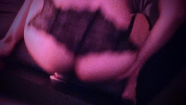 Amysexxxjuguetona se folla el culo y el coño con un vibrador de 25cm