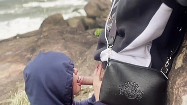 Novinha rabuda é pega no flagra na praia