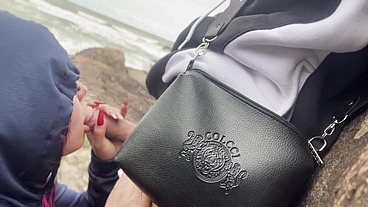 Novinha rabuda é pega no flagra na praia