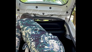 Je passe l&#039_aspirateur dans la voiture un plug dans le cul