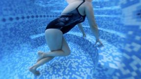 Crossed legs syntribation orgasm in a pool