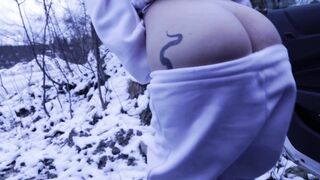 Sex in the car in the winter, warming up with pussy fucking